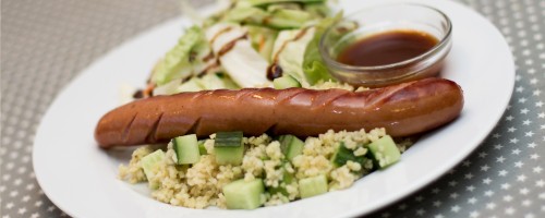 Frankfurter med barbecuesaus, bulgursalat og salat | Adams Matkasse