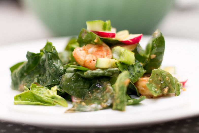 Tallerken | Spinat og avokadosalat med spicy scampi, redikk, vårløk, agurk og miso- og limedressing