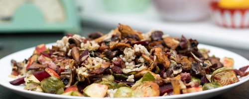 Featured | Høstens byggrynsalat med rosenkål, rødbeter og bacon