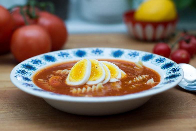 Featured | Tomatsuppe med pasta og egg
