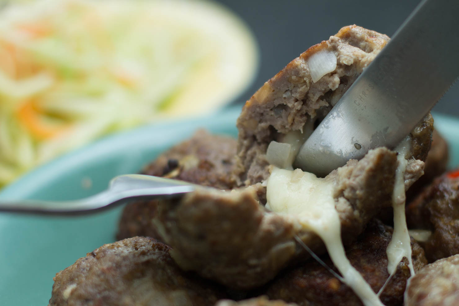 Closeup | Mozzarellakjøttboller med kålsalat og ovnsstekte potetbåter