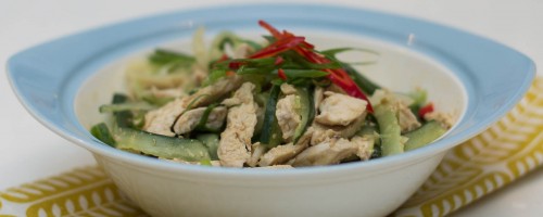 Asiatiskinspirert kylling- og agurksalat med vårløk, chili og sennepssaus