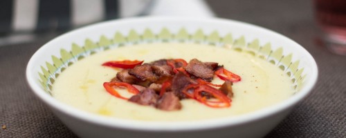 Kremet jordskokksuppe med bacon og chili